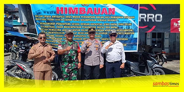 Usai meninjau Dermaga Sekura, Forkopimcam Teluk Keramat foto bersama berlatar spanduk himbauan, Selasa (21/3/2023).