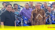 Wakil Ketua DPRD Kalbar Prabasa Anantatur mendampingi Gubernur menyerahkan sepeda motor untuk 119 Desa Mandiri