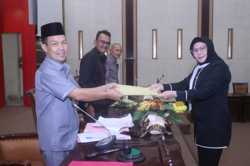 Uray Farida menyerahkan PU Fraksi Golkar kepada Kedua DPRD Sambas, Selasa (28/3/2023).
