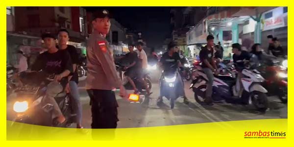 Anggota Polsek Jawai membubarkan aksi balap liar yang meresahkan masyarakat di Kecamatan Jawai.