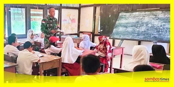 Babinsa Temajuk menyampaikan materi pelajaran bela negara kepada pelajar SDN 16 Desa Temajuk, Kecamatan Paloh.