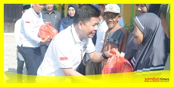 Bupati Sambas Satono membagikan Paket Lebaran dari PEKA Sambas Berkemajuan ke Desa Tanjung Mekar, Kecamatan Sambas.