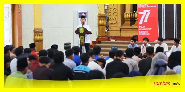 Bupati Sambas Satono menyampaikan sambutan pada silaturahmi dan buka puasa bersama KMKS, Jumat (14/4/2023).