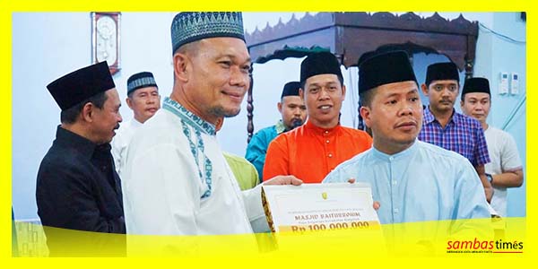 Bupati Sambas Satono menyerahkan bantuan hibah untuk 7 masjid di Kecamatan Semparuk.