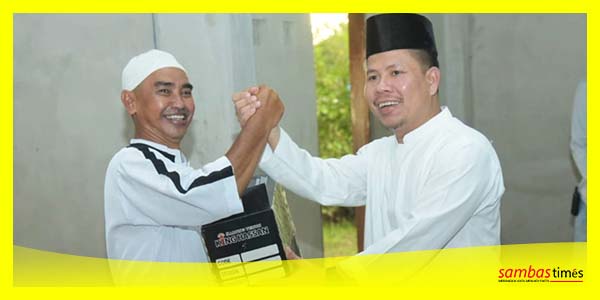 Bupati Sambas Satono menyerahkan secara simbolis bantuan kepada pengurus Masjid Al Hikmah, Kecamatan Selakau Timur.
