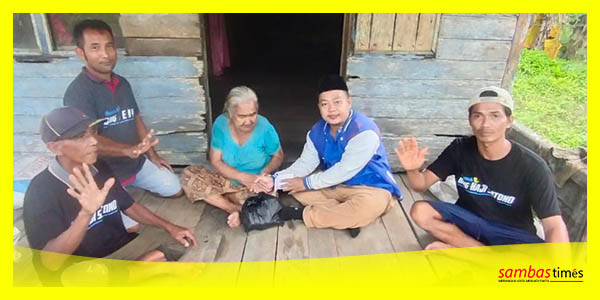 Deny Pemuda Kecamatan Teluk Keramat Serahkan Ratusan Paket Lebaran kepada mereka yang membutuhkan.
