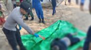 Petugas Polsek Paloh melakukan olah TKP penemuan mayat di Perairan Laut Sebubus, Kecamatan Paloh.