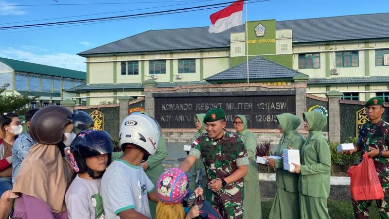Dandim 1208 Sambas Letkol Inf Dadang Armada Sari membagikan Takjil Ramadan kepada pengendara, Rabu (5/4/2023).