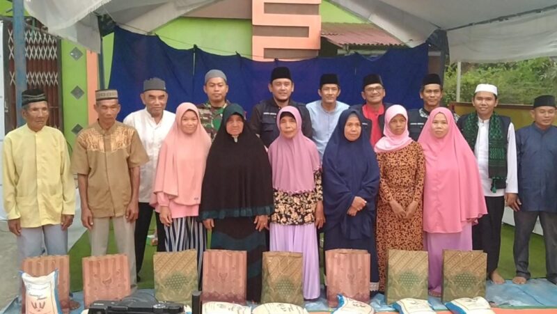 Wakil Bupati Sambas Fahrur Rofi foto bersama usai acara buka puasa di Desa Sejiram, Kecamatan Tebas.