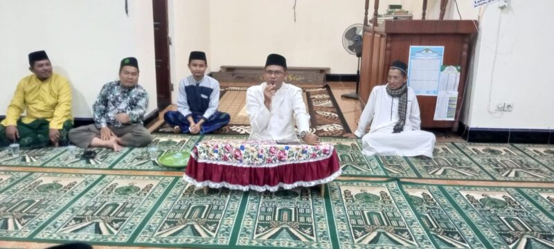 Ketua Baznas Kalbar Uray Muhammad Amin menyampaikan tausiyah peringatan Nuzulul Quran di Kecamatan Galing.