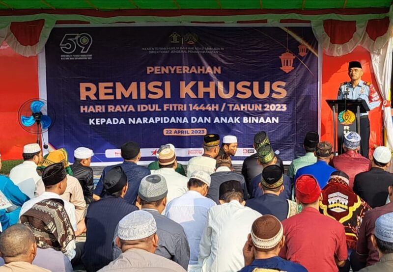 Kepala Rutan kelas IIB Sambas Luhur Prasaja pada penyerahan remisi khusus.