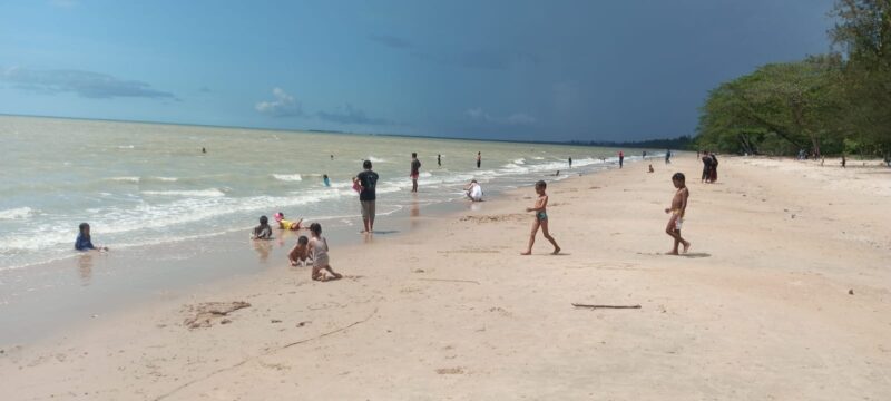 Suasana Pantai Tanah Hitam, Kecamatan Paloh, Selasa (25/4/2023).