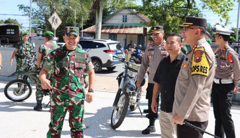 Kapolres Sambas AKBP Sugiyatmo bersama Dandim 1208 Sambas Letkol Inf Dadang Armada Sari meninjau ibadah Misa di Gereja, Minggu (30/4/2023).