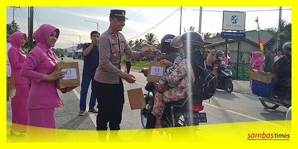 Kapolsek Semparuk IPDA Tri Kurnia Setiawan membagikan Takjil Ramadan kepada pengendara lalu lintas.