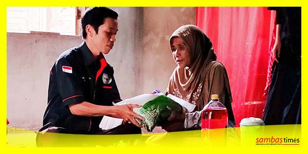 Komunitas GPS Sambas membagikan Sembako, Paket Lebaran dan buka puasa di kediaman Nenek Kartina. Selasa (18/4/2023).