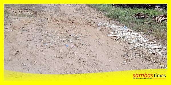 Kondisi jalan Jeruju yang berpasir pada musim kemarau berdebu, sehingga dikeluhkan masyarakat.