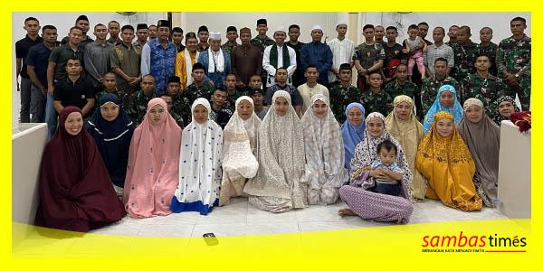 Pengurus MUI Kabupaten Sambas foto bersama Keluarga Yonif 645 Sambas.