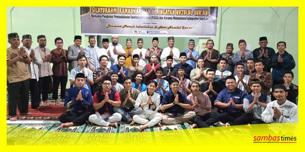 Pengurus PASS bersama mahasiswa Kabupaten Sambas di Pontianak foto bersama usai memperingati Malam Nuzulul Quran.