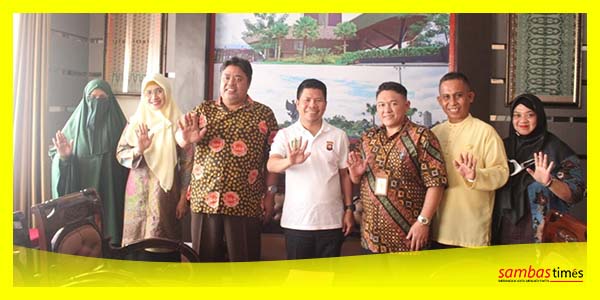 Pihak Poltekkes Kemenkes Pontianak foto bersama Bupati Sambas Satono. Jumat (14/04/2023).
