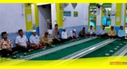 Polsek Semparuk laksanakan silaturahmi dan buka puasa bersama masyarakat di Surau Annurohman, Semparuk.