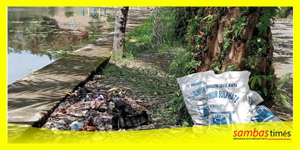 Tumpukkan Sampah di tepi Danau Sebedang yang merupakan objek wisata dan sumber air PDAM untuk warga.