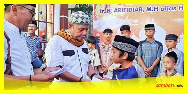 Wakil Ketua DPRD Sambas Ir H Arifidiar MH menyerahkan santunan kepada anak yatim pada silaturahmi dan buka puasa bersama, Jumat (14/4/2023).