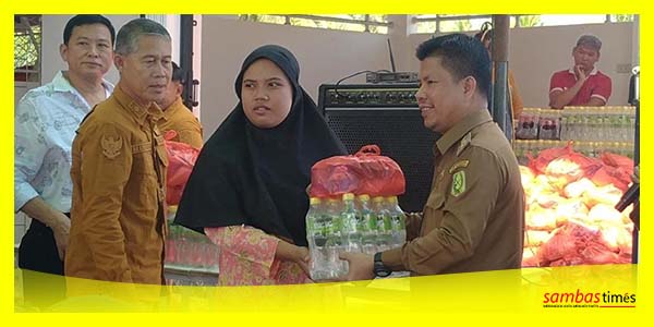 Warga Desa Sebatuan, Kecamatan Pemangkat Terima bantuan paket lebaran dari Group WA Sebatuan Bersaudara yang diserahkan Bupati Satono.