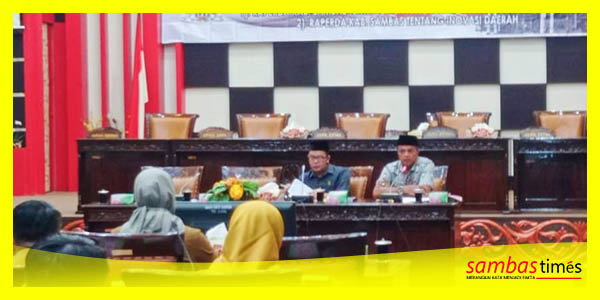 Anwari Ketua Pansus 2 DPRD Sambas menyampai sosialisasi Raperda Kearsipan Daerah, Selasa (2/4/2023).