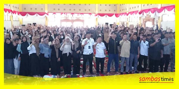 Bupati Sambas Satono bersama peserta Try Out UTBK KMKS di Aula Utama Kantor Bupati Sambas, Rabu (3/5/2023).