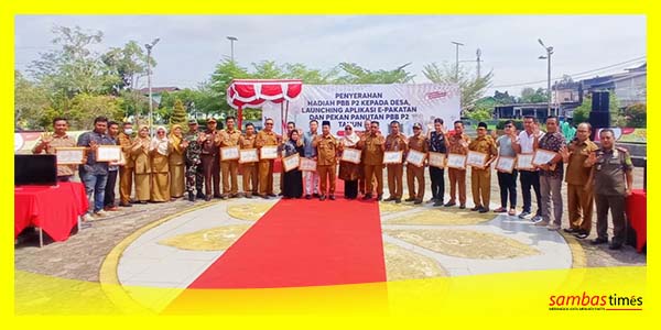 Bupati Sambas Satono foto bersama usai menyerahkan hadiah PBB-P2 kepada desa yang dilaksanakan Pemerintah Kabupaten Sambas, Selasa (23/5/2023).