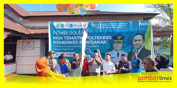 Bupati Sambas Satono melepas balon pada Pembukaan KKN Tematik 2023 Poltekkes Kemenkes Pontianak di Kecamatan Tekarang, Jumat (19/5/2023).