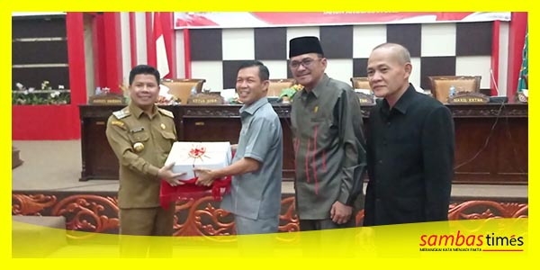 Bupati Sambas Satono menyerahkan laporan pertanggungjawaban pelaksanaan APBD TA 2022.