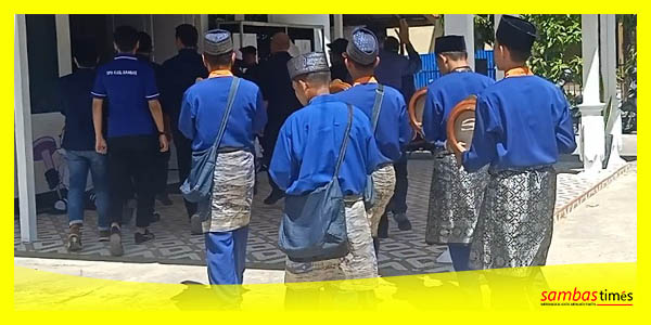 Diiringi Tahar DPD Nasdem Kabupaten Sambas mendaftarnya ke KPU Kabupaten Sambas, Kamis (11/5/2023).