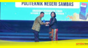 Direktur Poltesa Yuliansyah menerima penghargaan pengelolaan KIP-K Terbaik oleh Kemendikbudristek