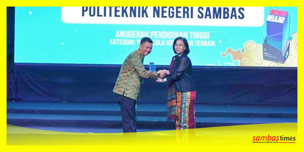 Direktur Poltesa Yuliansyah menerima penghargaan pengelolaan KIP-K Terbaik oleh Kemendikbudristek, Senin (29/5/2023).