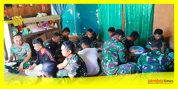 Disela-sela istirahat, Tim TMMD Regtas ke-116 Kodim 1208 Sambas bersama warga Desa Lubuk Dagang makan bersama, Senin, (15/5/2023).