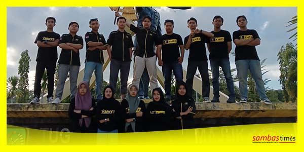 Dokumentasi Ketua KMKS Dimas Yosa Ananda bersama pengurus KMKS di Desa Temajuk Kecamatan Paloh.