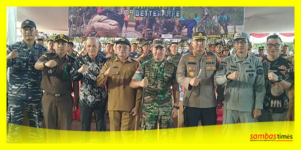 Forkopimda Kabupaten Sambas foto bersama usai menanam pohon Mangrove, Senin (15/5/2023).