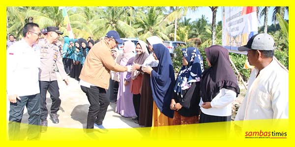 Gubernur Kalbar Sutarmidji menyerahkan 20 unit rumah bagi masyarakat Kecamatan Jawai, Kamis (18/5/2023).