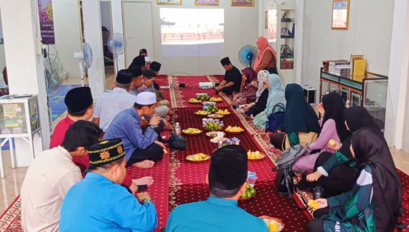 Rombongan ABIM Sarawak, Malaysia menyaksikan persentase desain Masjid 1001 Kubah, Jumat (5/5/2023).