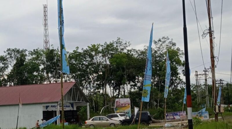Panitia Halal Bihalal Masjid 1001 Kubah memasang umbul-umbul di areal Kantor Pusat Masjid 1001 Kubah.