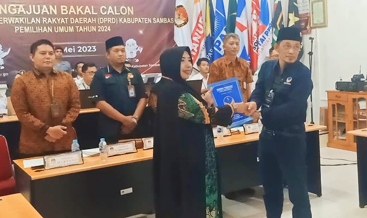 Ketua KPU Sambas Sudarmi menerima dokumen DPD Nasdem yang diserahkan Ketua DPD H Subhan Nur. Kamis (11/5/2023).