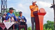 Eko Suprihatino Ketua Askab PSSI Kabupaten Sambas menyampaikan sambutan pada penutupan Turnamen Subhan Nur Cup 2023.
