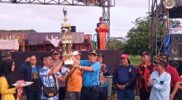 Anggota DPRD Kalbar H Subhan Nur menyerahkan piala bergilir Turnamen Sepakbola Subhan Nur Cup 2023 Sabtu (13/5 /2023).