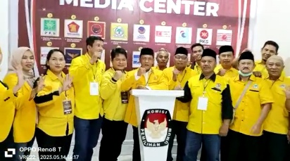 Sekretaris DPD Golkar Kabupaten Sambas Minhad Zulfan menyerahkan dokumen Bacaleg Partai Golkar kepada Ketua KPU, Minggu (14/5/2023).