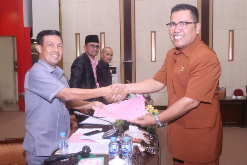 Pansus II DPRD Sambas Mardani menyerahkan pendapat fraksi kepada Ketua DPRD Sambas, Rabu (24/5/2023).