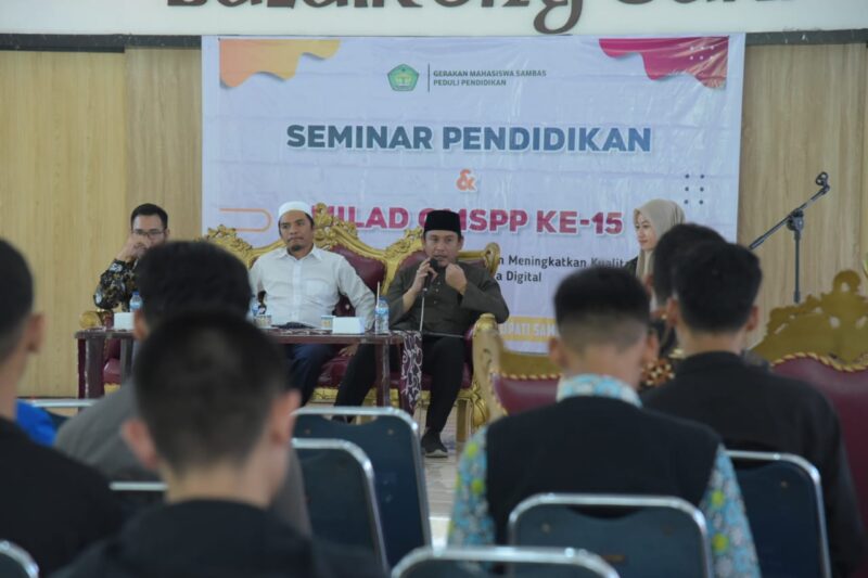 Wakil Bupati Sambas Fahrur Rofi saat menyampaikan pentingnya pendidikan pada Seminar Pendidikan Milad ke-15 GMSPP, Minggu (28/5/2023).