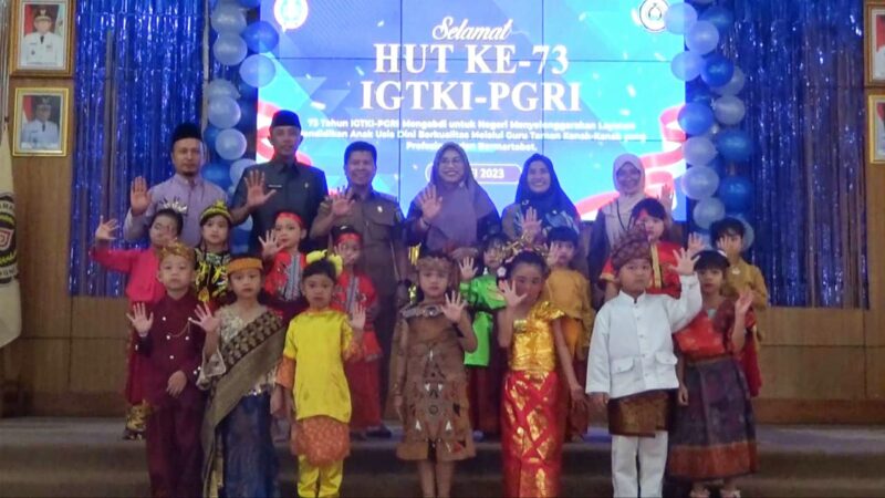 Bupati Sambas Satono foto bersama pada kegiatan HUT IGTKI, Selasa (30/5/2023).