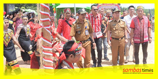 Ketua DAD Kabupaten Sambas mendampingi Bupati Sambas Satono pada acara Barape Sawa II, Desa Maribas, Kecamatan Tebas.