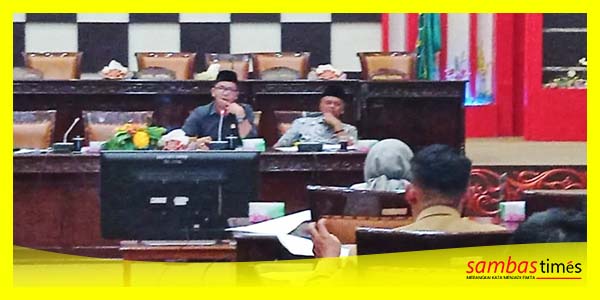 Ketua Pansus 3 Lerry Kurniawan Figo menyampaikan sosialisasi Raperda Inovasi Daerah, Selasa (2/4/2023).